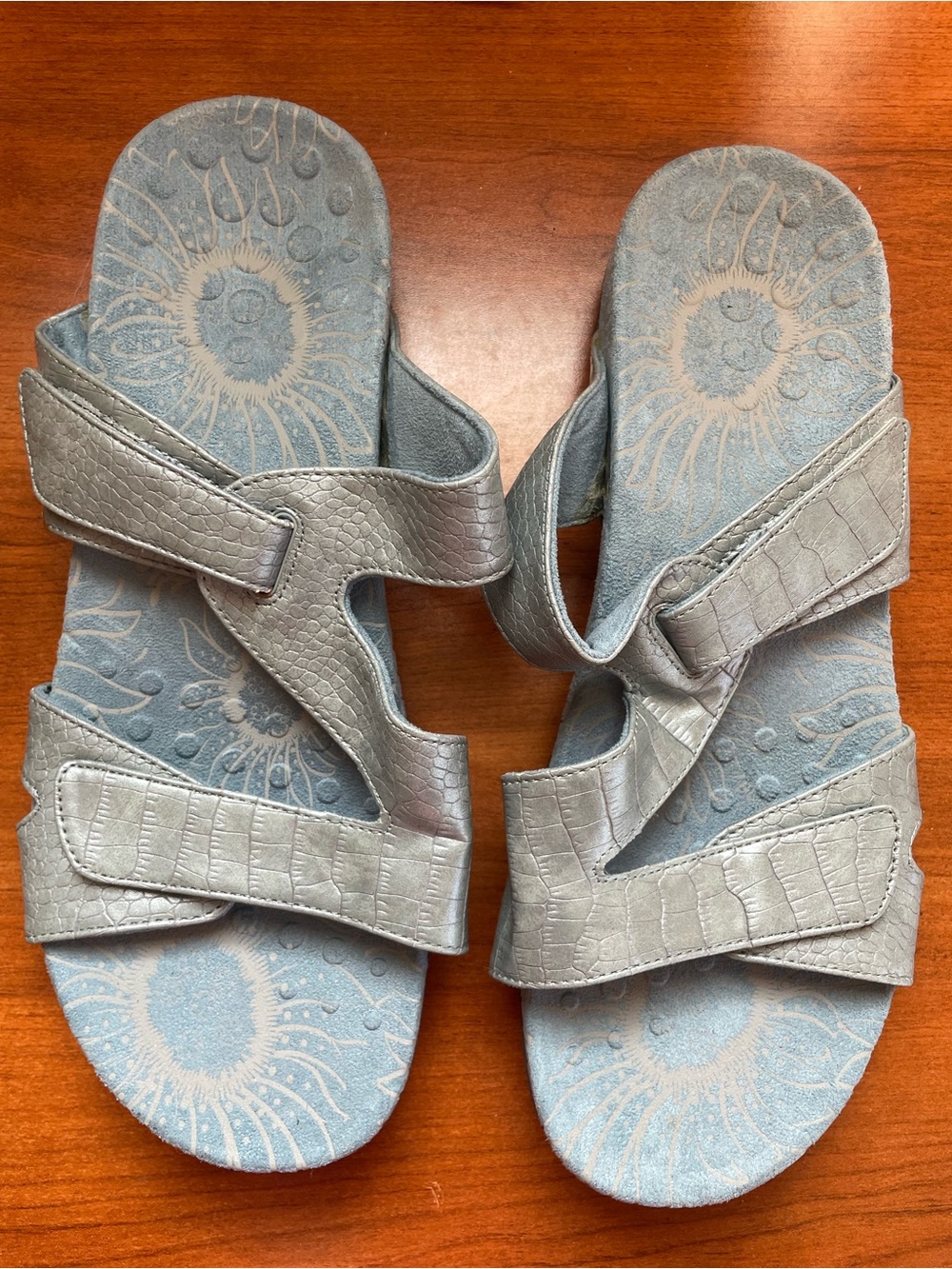 Vionic Women’s Lauren Faux Crocodile Silver Straps Blue Sole Sandals Ortho